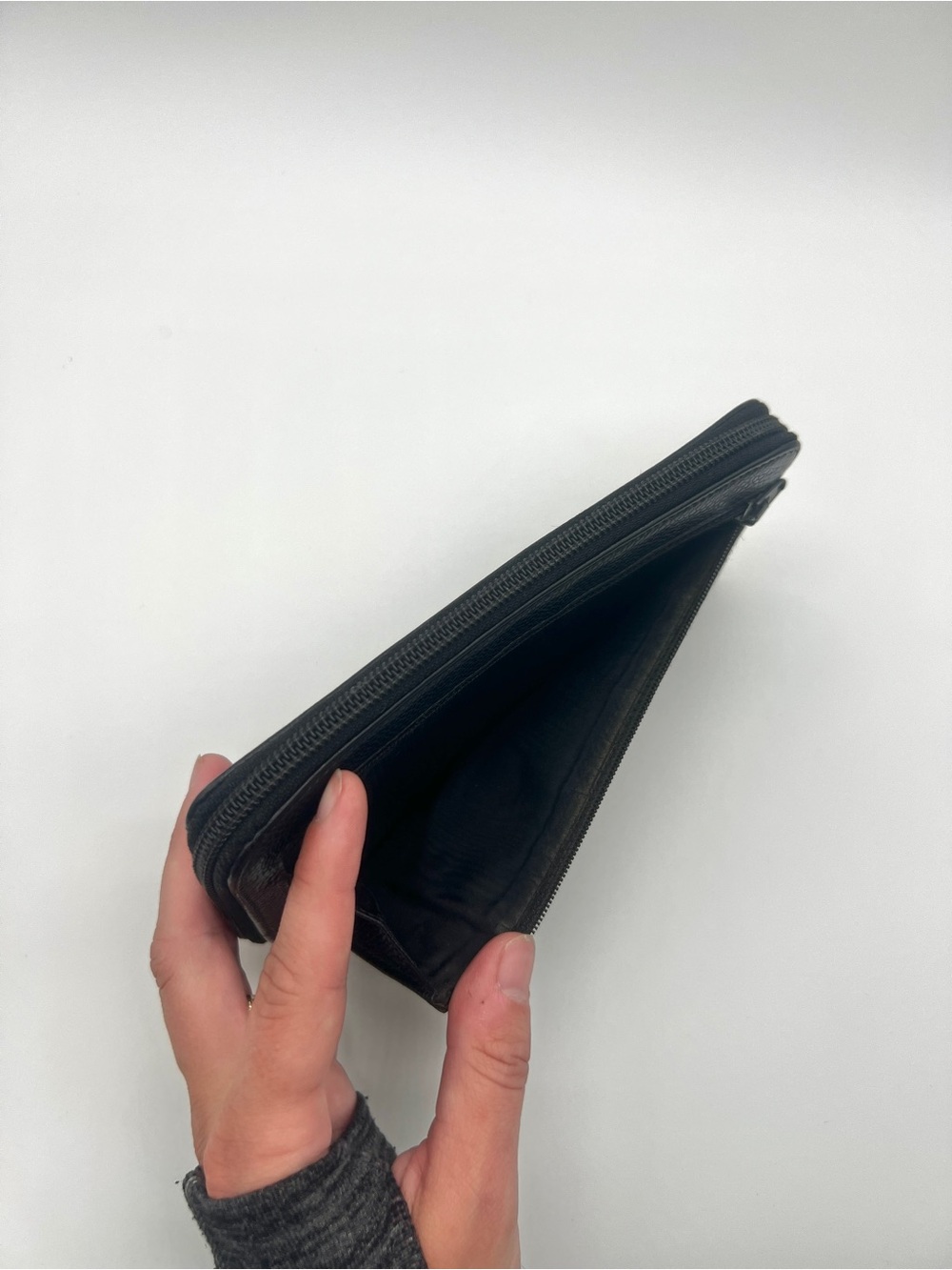 CHANEL Black Caviar Leather Zip Wallet with Embossed CC - Picture 4 of 7